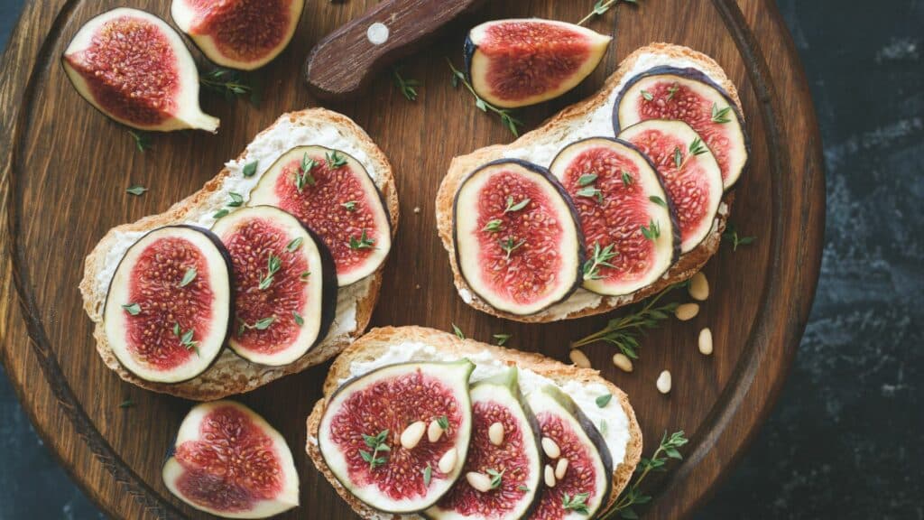 aperitifs tartines au fromage de chevre et figues