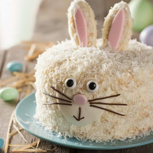 Gâteau lapin avec œufs de Pâques colorés.