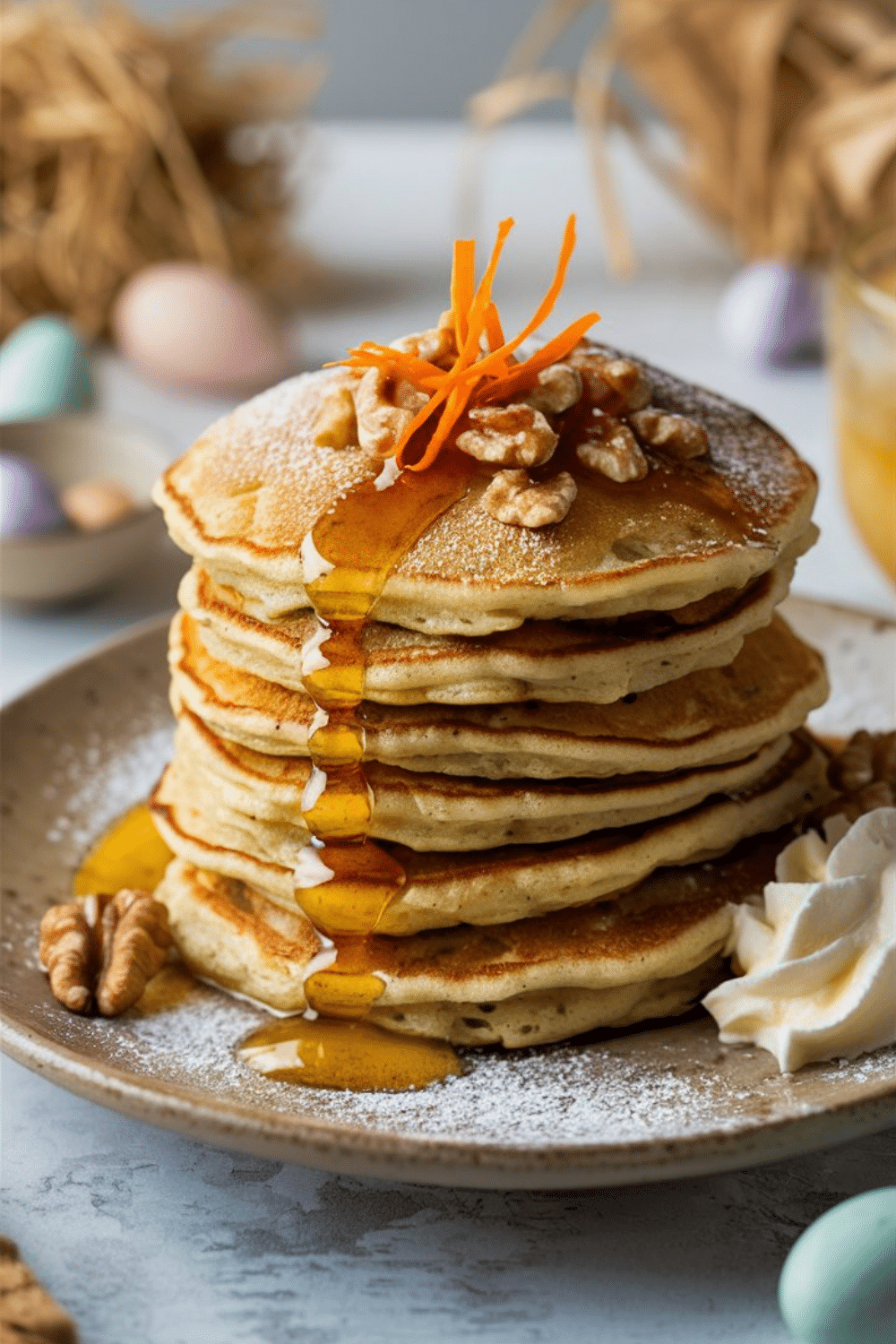 Crêpes avec noix et sirop d'érable sur assiette.
