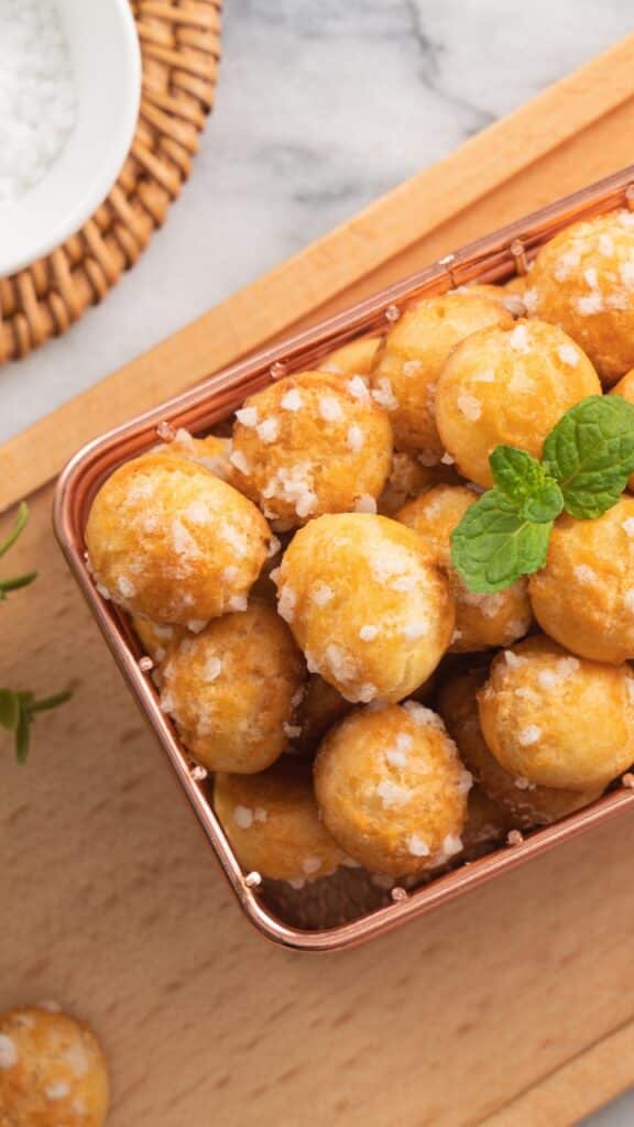 Petits choux dorés avec sucre perlé et menthe