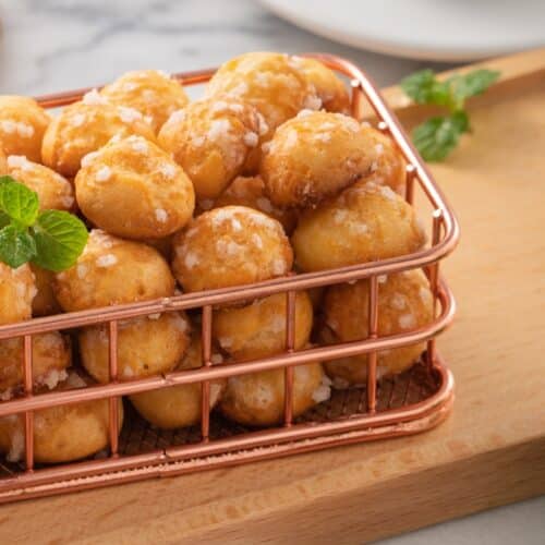 Chouquettes croustillantes dans un panier.