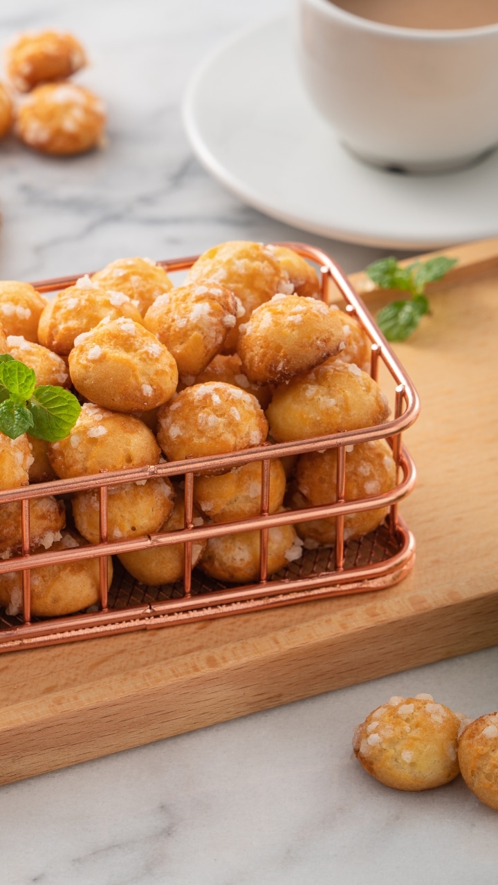 Chouquettes croustillantes dans un panier.