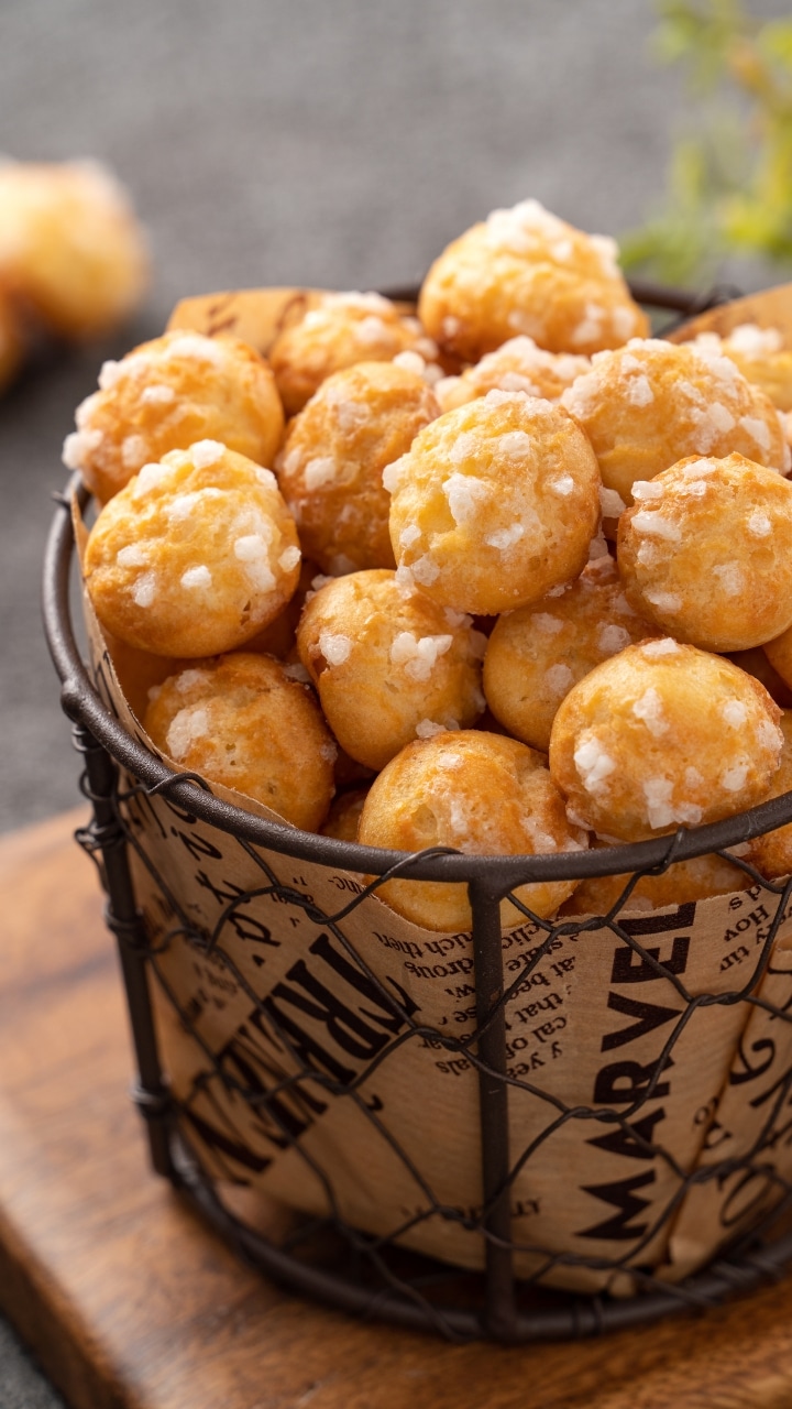 Panier de chouquettes dorées et sucrées.