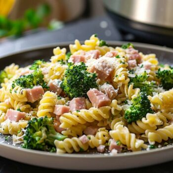 Recette airfryer : pâtes au jambon et brocoli facile et rapide à préparer