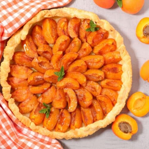 Tarte aux abricots avec nappe vichy.