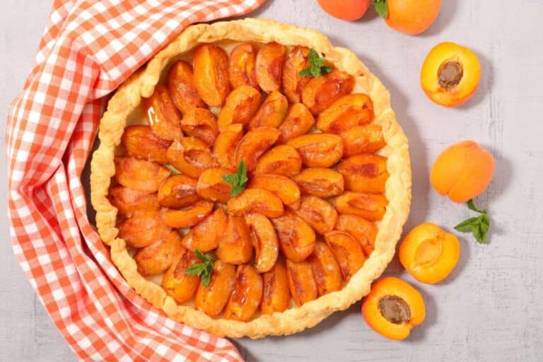 Tarte aux abricots avec nappe vichy.