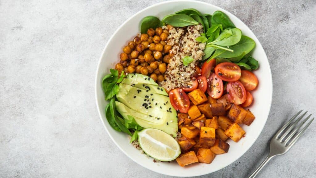 bol de quinoa et légumes