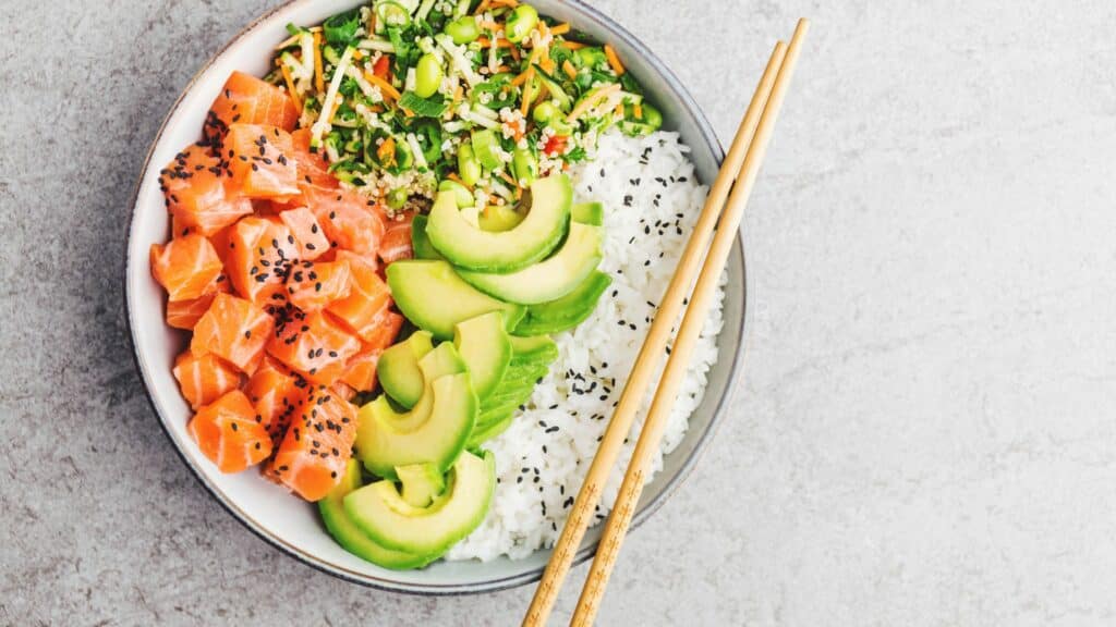 bols de poke au saumon et riz complet