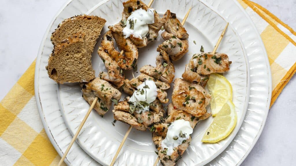 brochettes de poulet mariné au citron et herbes