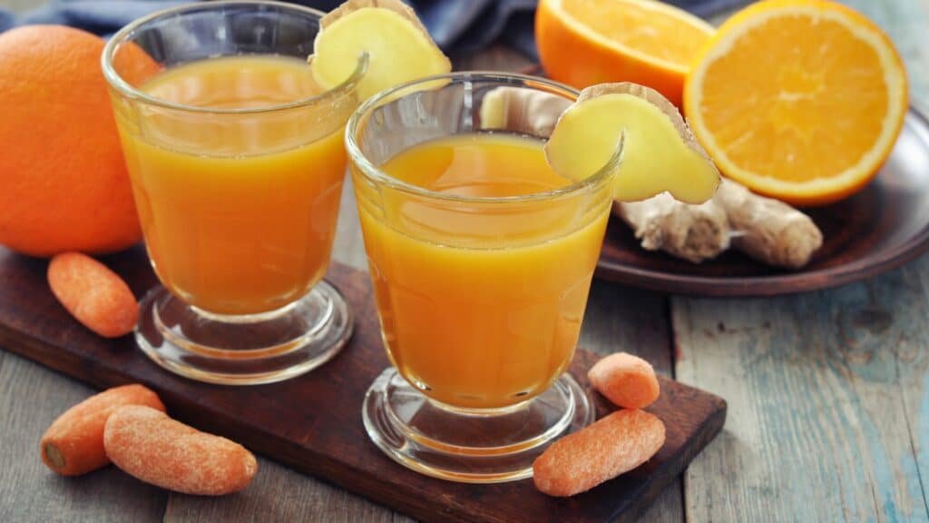 jus du matin énergisant à l'orange, carotte et gingembre