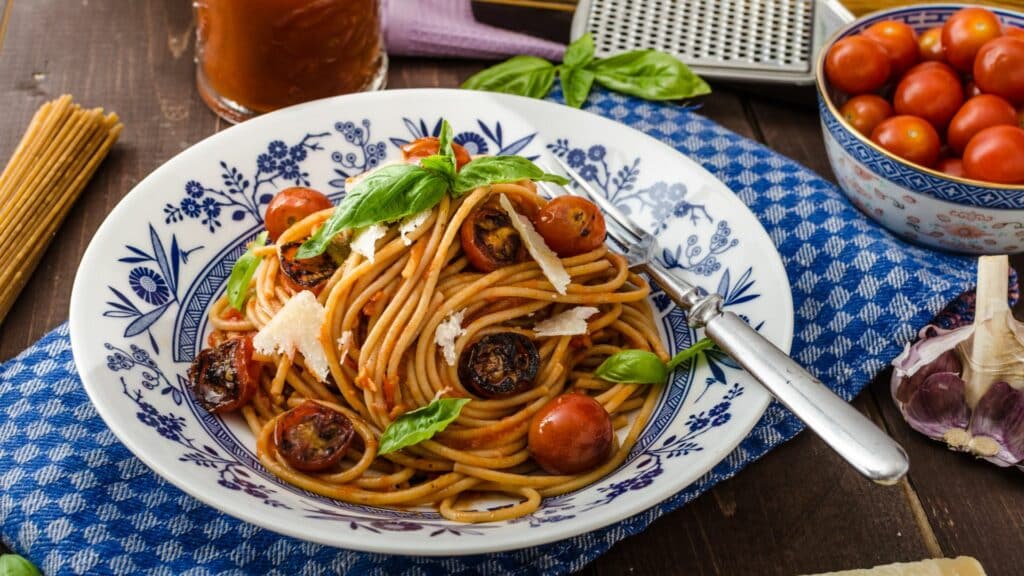 pâtes complètes à la sauce tomate et aux épinards