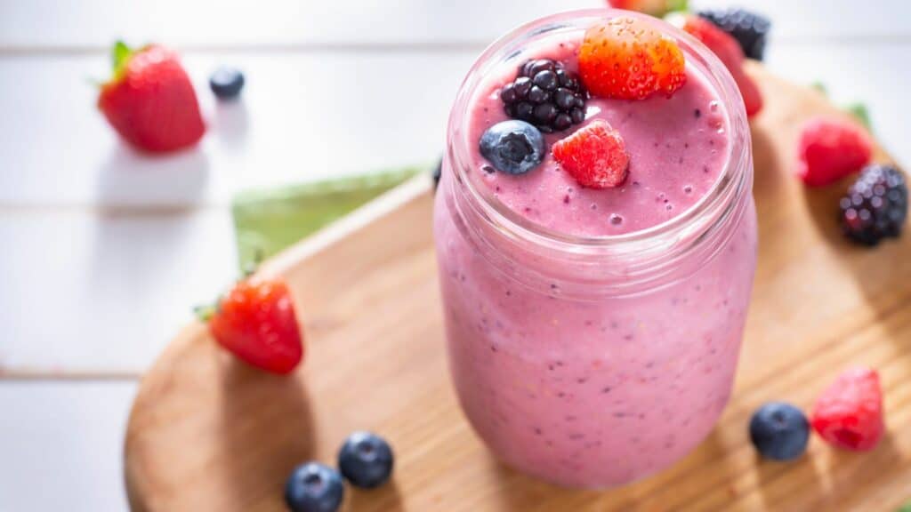 smoothie protéiné aux fruits rouges et épinards