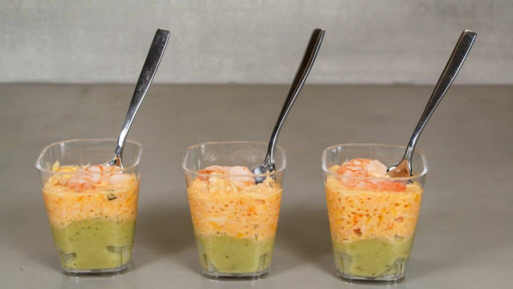 verrines de mousse d'avocat et crevettes
