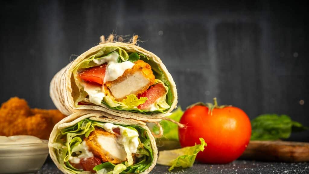 wraps de laitue au poulet et légumes croquants