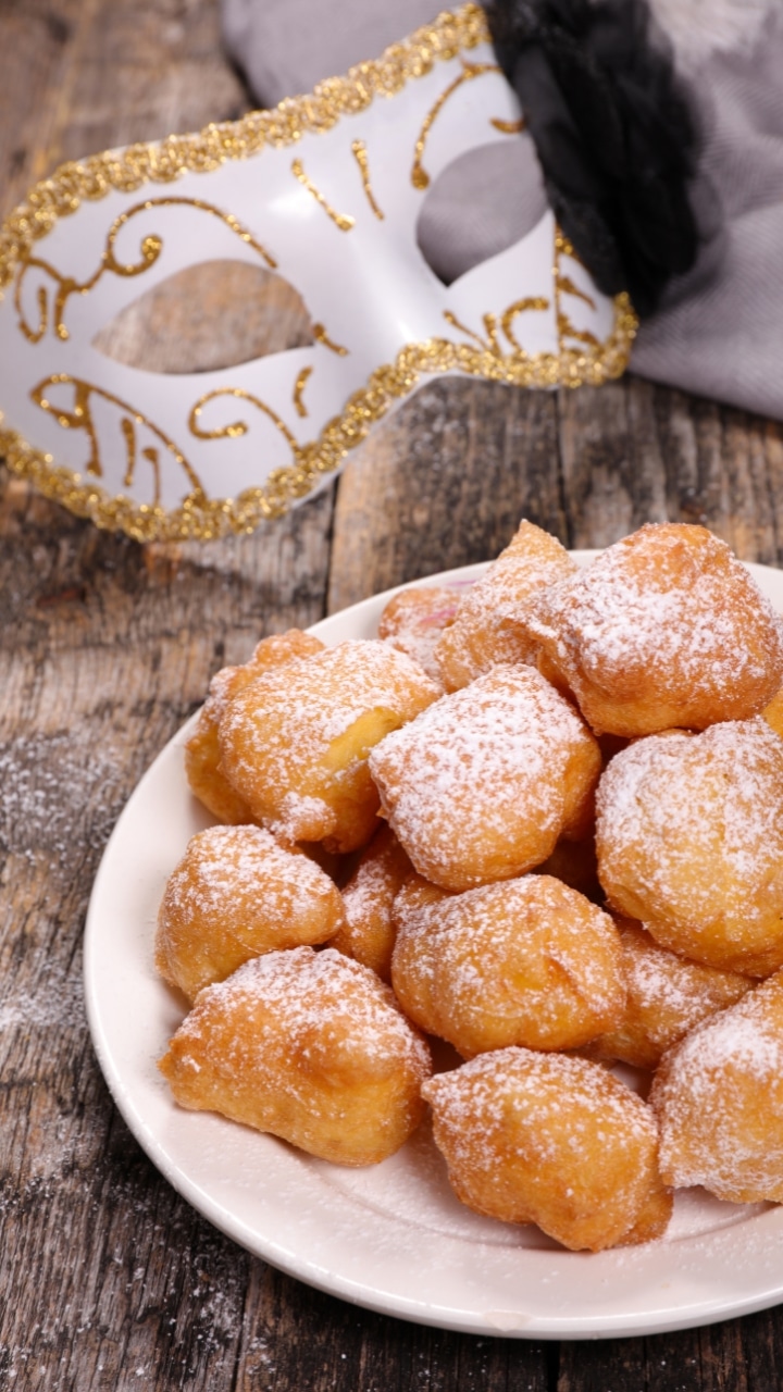 Beignets sucrés avec masque de carnaval.