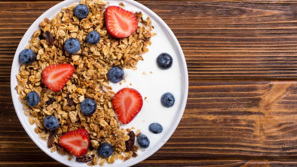bol de yaourt aux baies et granola maison