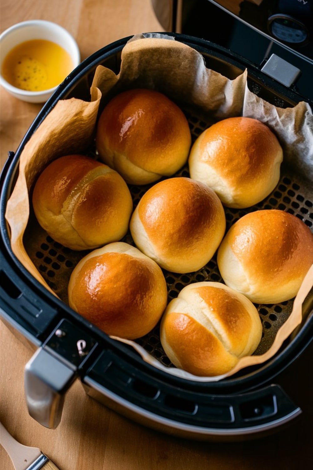 Petits pains dorés dans une friteuse à air.