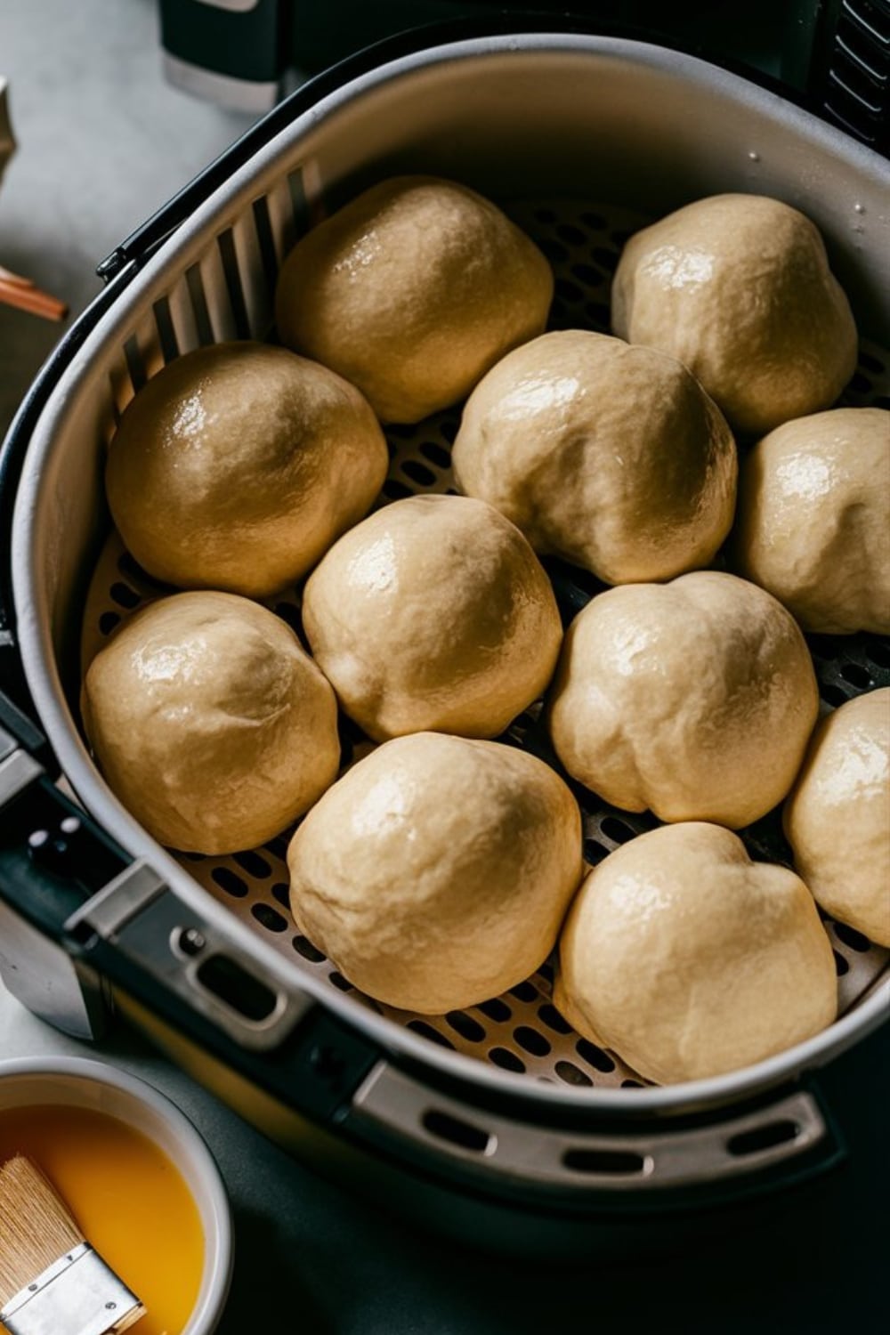 Petits pains en cuisson dans une friteuse sans huile.