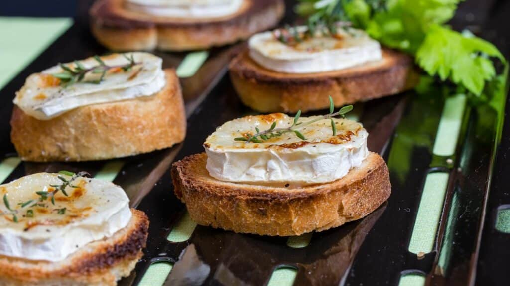 mini feuilletés au chèvre et miel