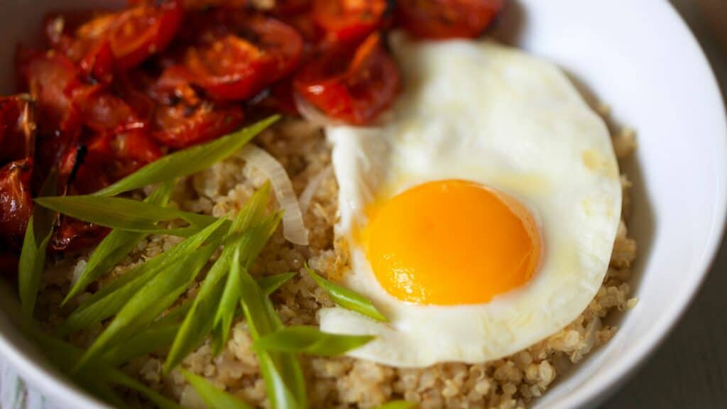 quinoa bowl aux légumes et Œuf dur