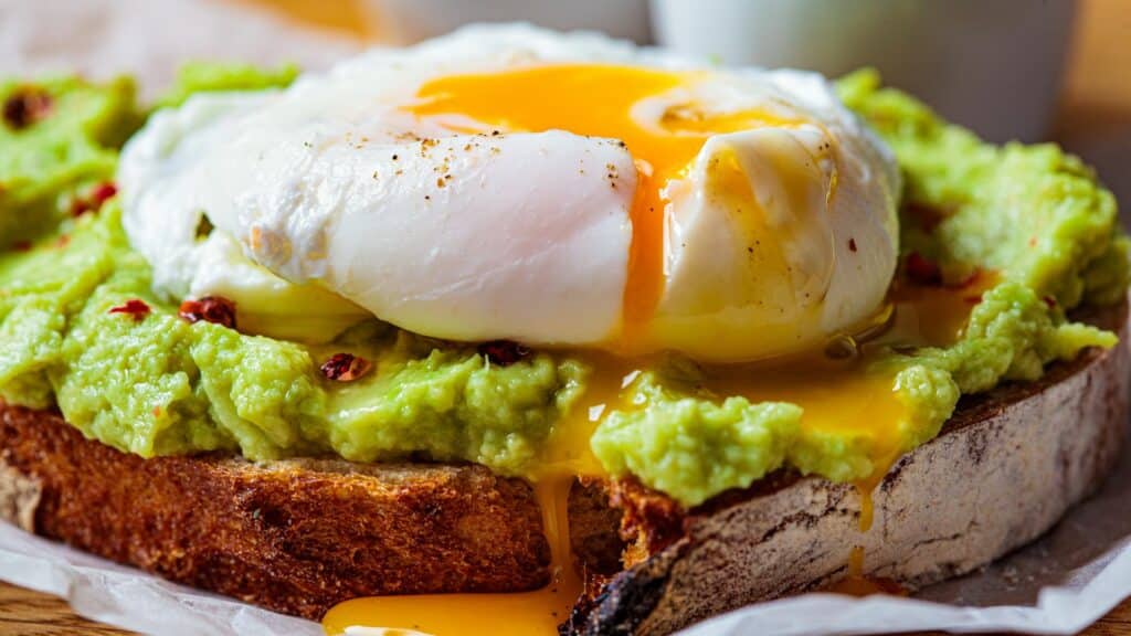 toast à l'avocat et Œuf poché