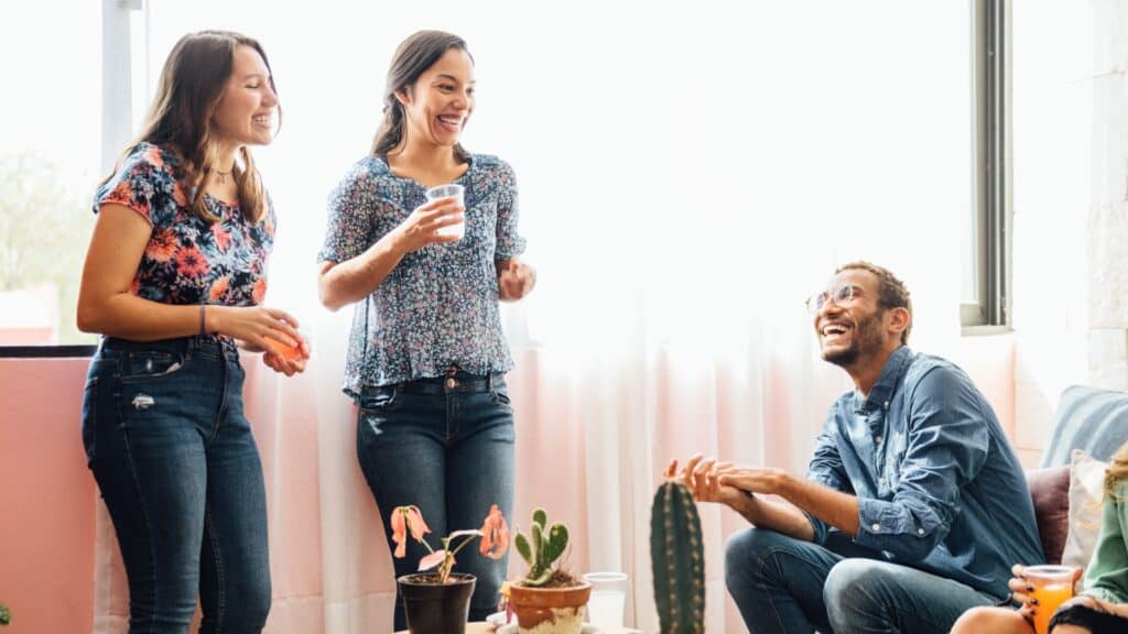 Amis souriant autour de plantes d'intérieur.