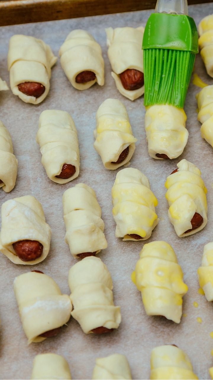 Saucisses en pâte avec dorure jaune.