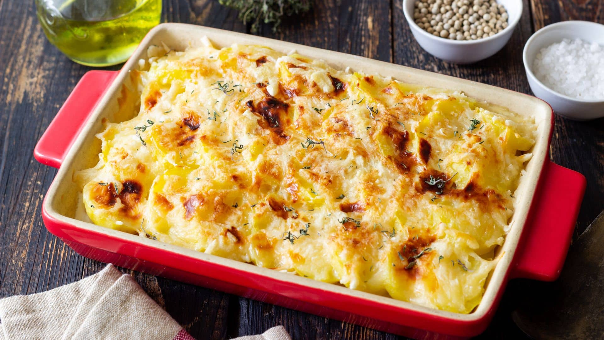 Gratin dauphinois doré dans un plat rouge.
