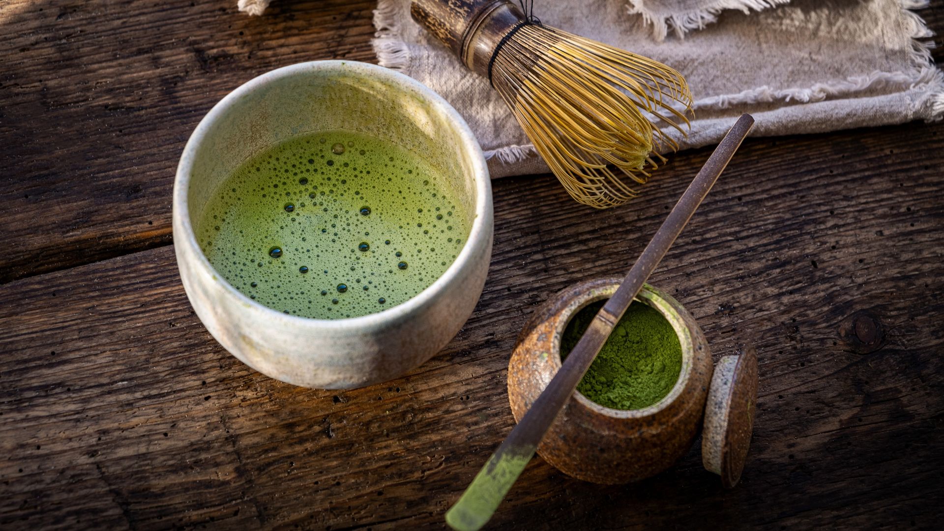 Thé matcha préparé avec accessoires traditionnels.