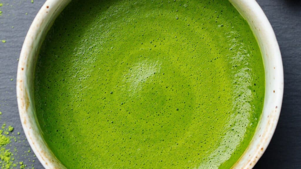 Bol de thé matcha vert mousseux