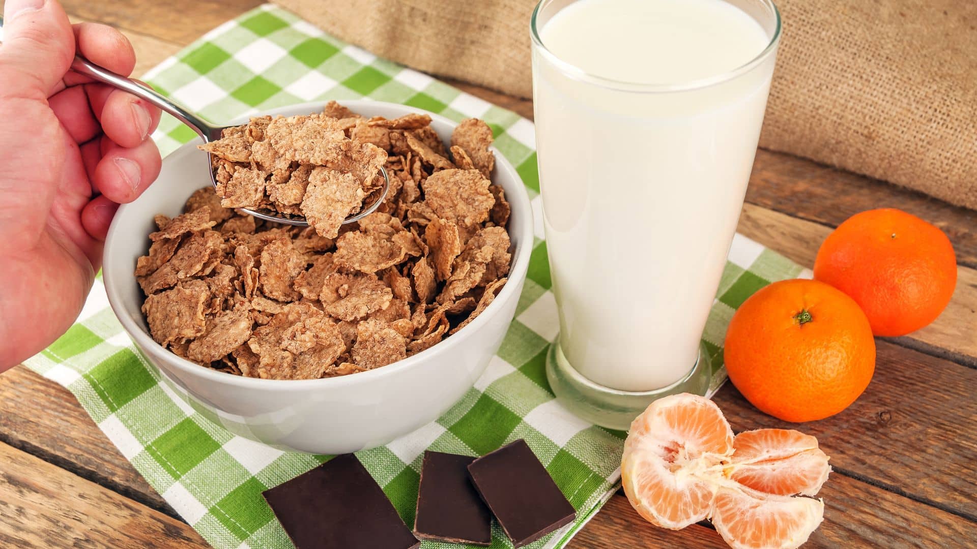Petit-déjeuner : céréales, lait, oranges, chocolat