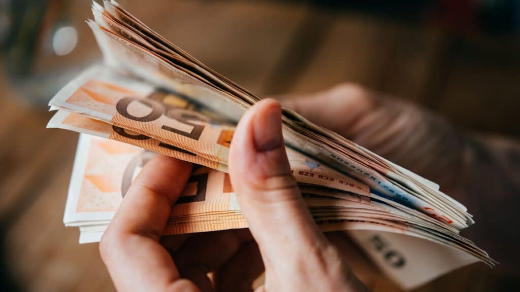 Main tenant des billets d'euros