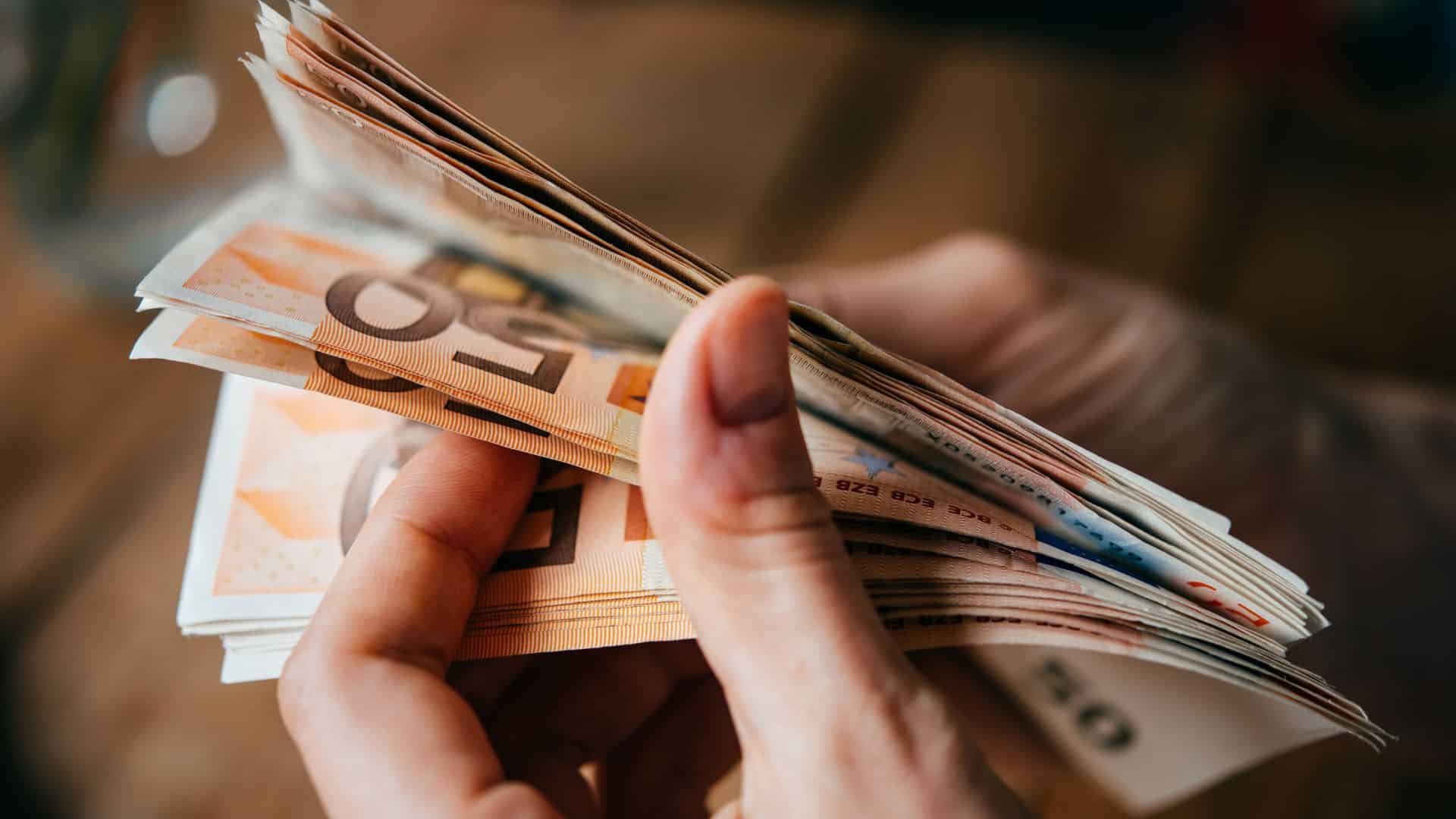 Main tenant des billets d'euros
