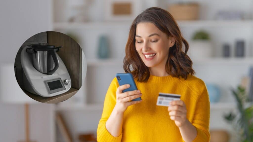 Femme souriante avec smartphone et carte bancaire, Thermomix.