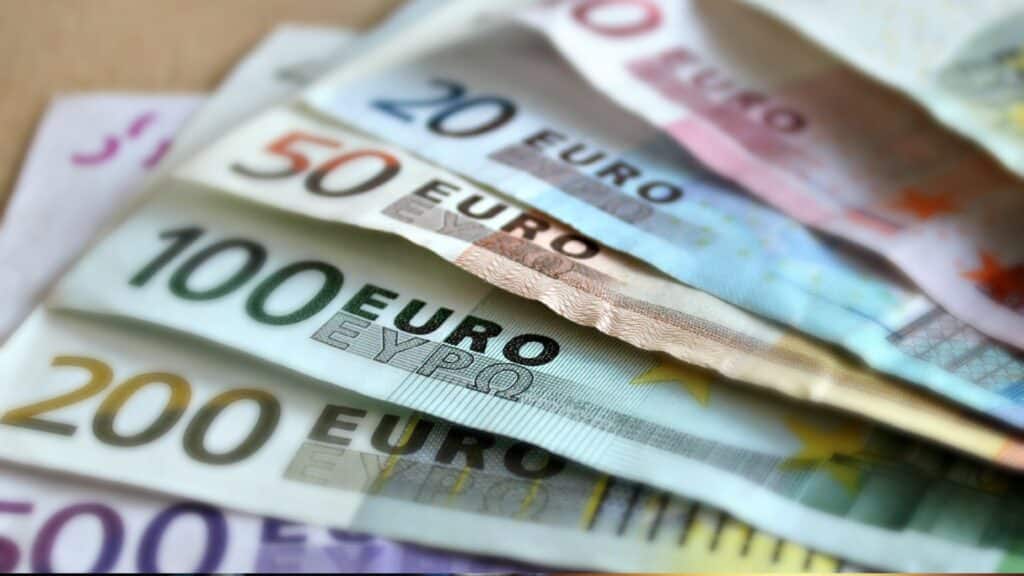 Billets en euros étalés en éventail