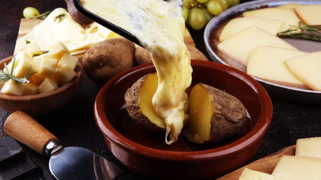 Pommes de terre et fromage fondu savoureux.