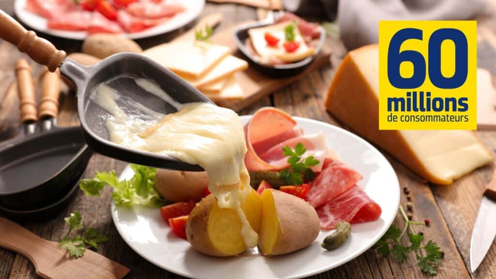 Raclette avec pommes de terre et charcuterie.
