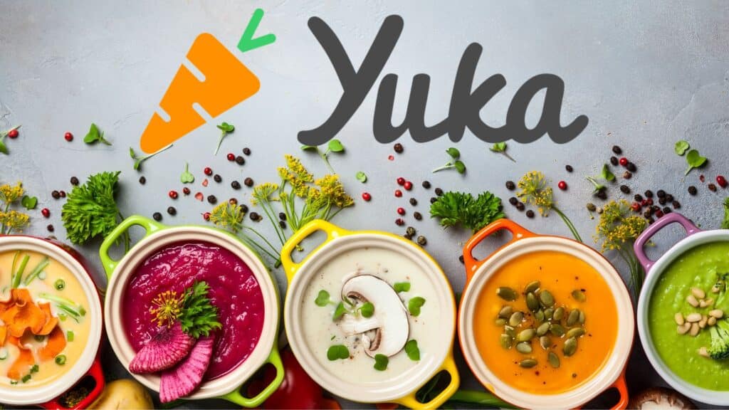 Cinq soupes colorées assorties avec logo Yuka.