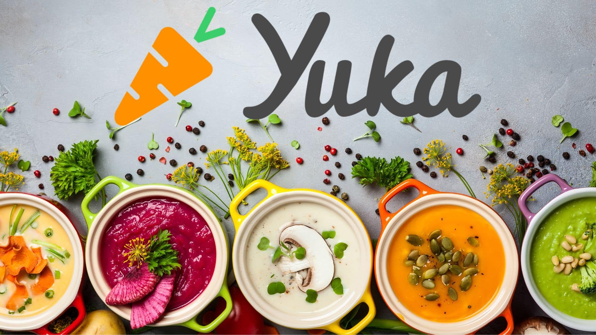 Cinq soupes colorées assorties avec logo Yuka.