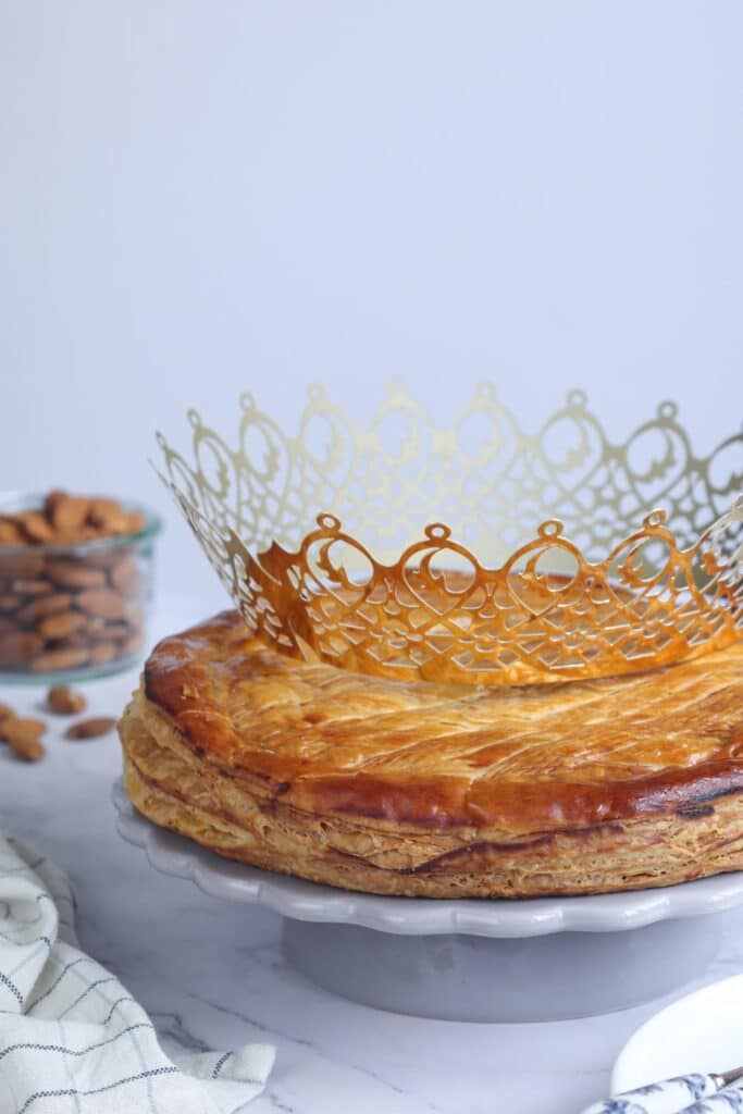 Galette des rois avec couronne dorée.