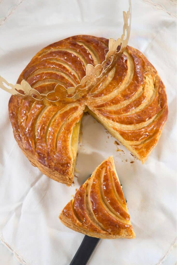 Galette des rois avec couronne dorée.