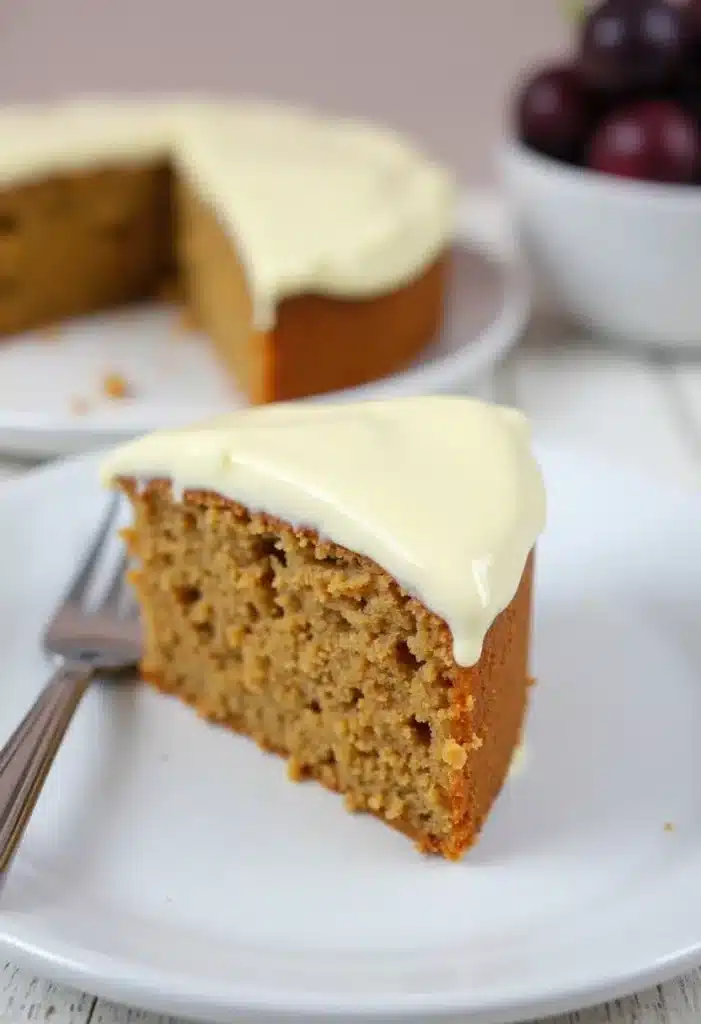 Gâteau glacé à la vanille sur assiette blanche.