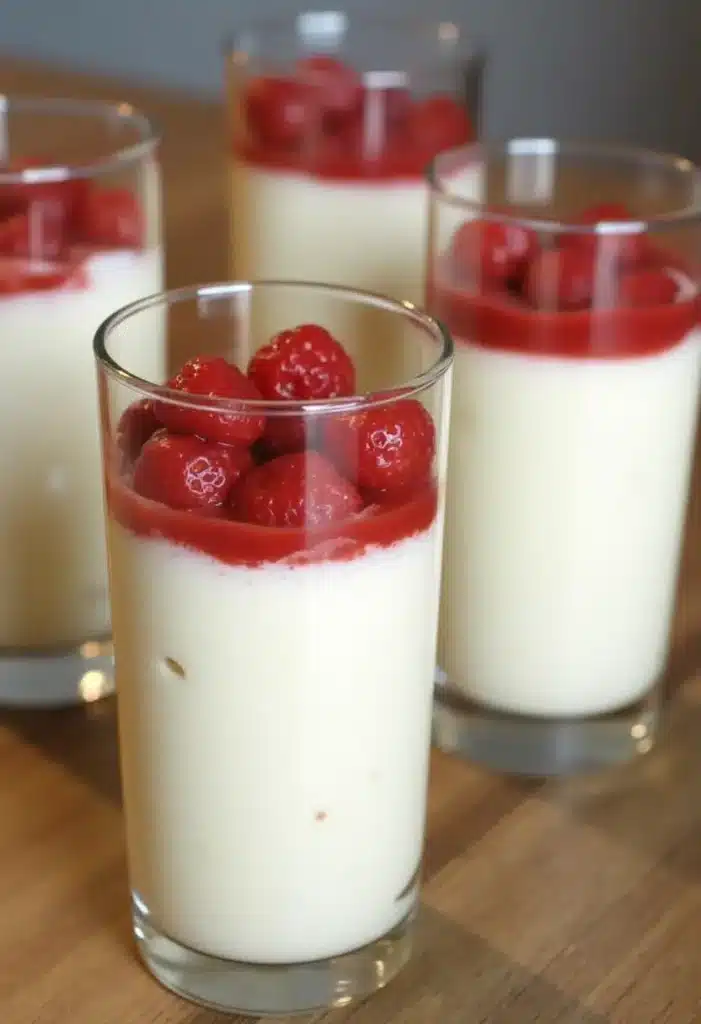 Verrines de framboises et panna cotta.