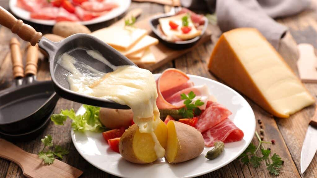 Raclette fondue avec charcuterie et pommes de terre