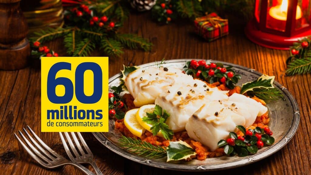 Plat de poisson avec légumes et décorations de Noël.