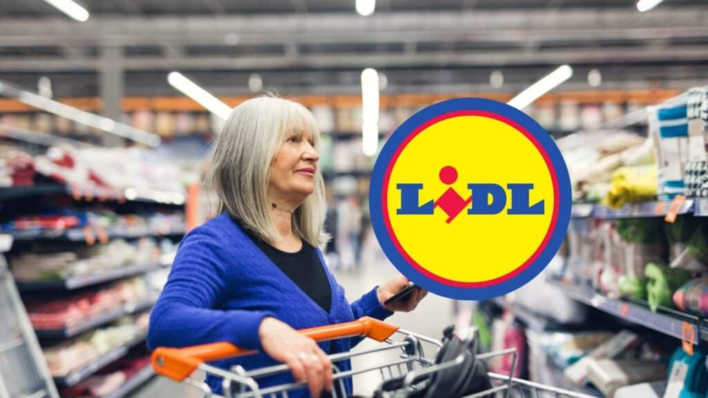 Femme faisant des courses chez Lidl.