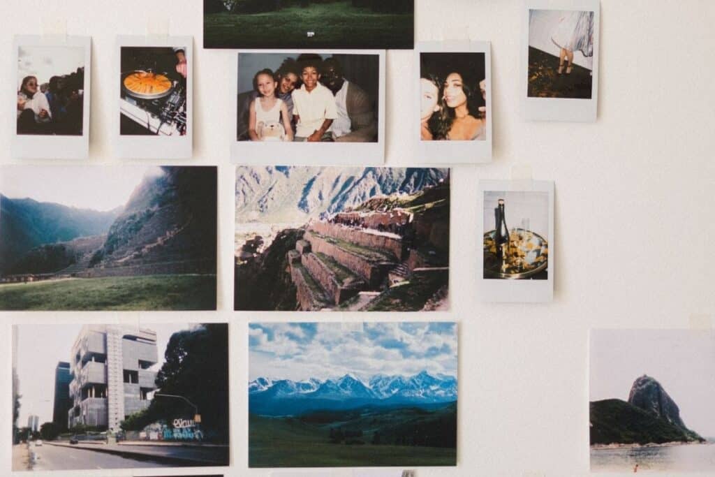 Mur de photos de paysages et souvenirs variés.