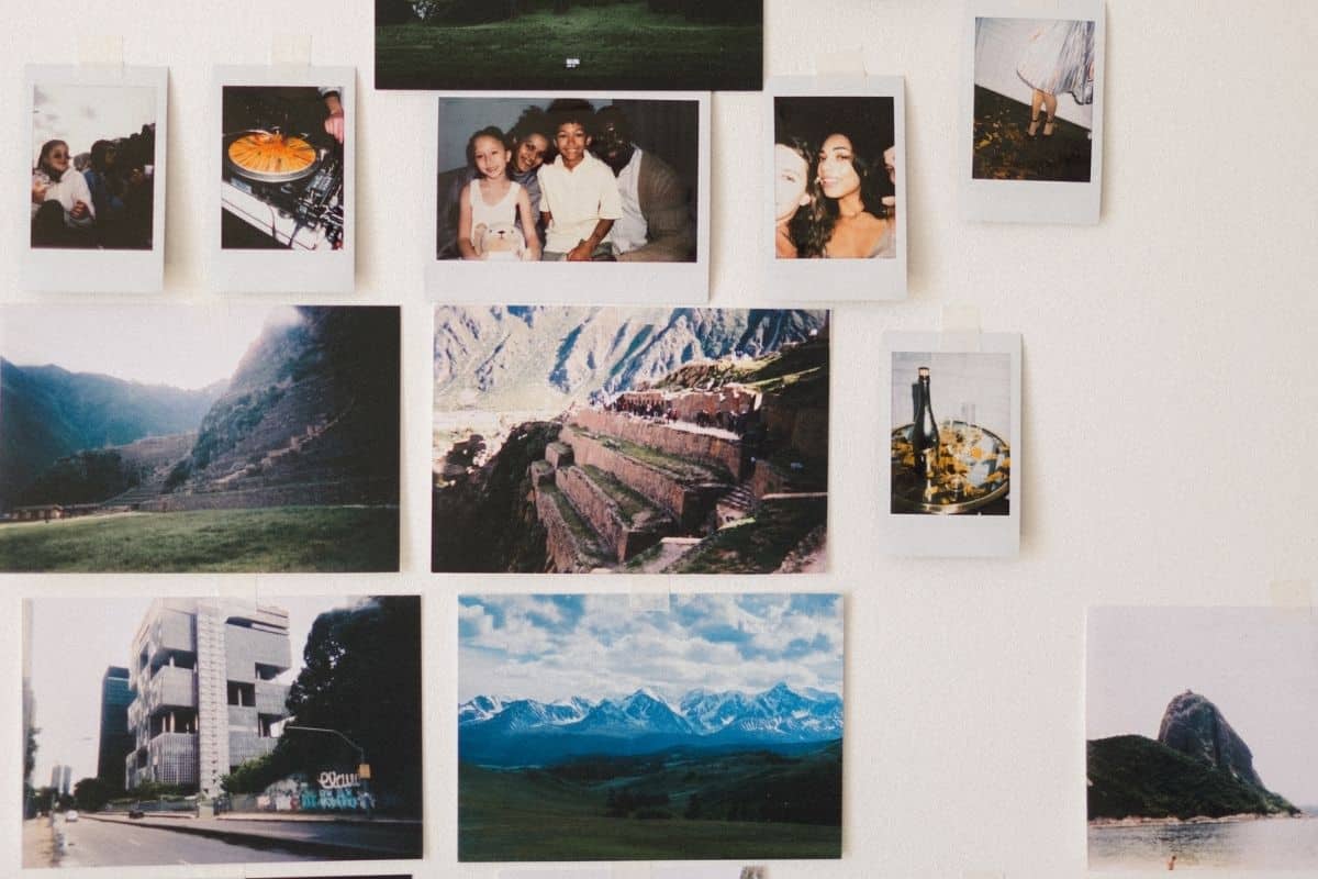 Mur de photos de paysages et souvenirs variés.