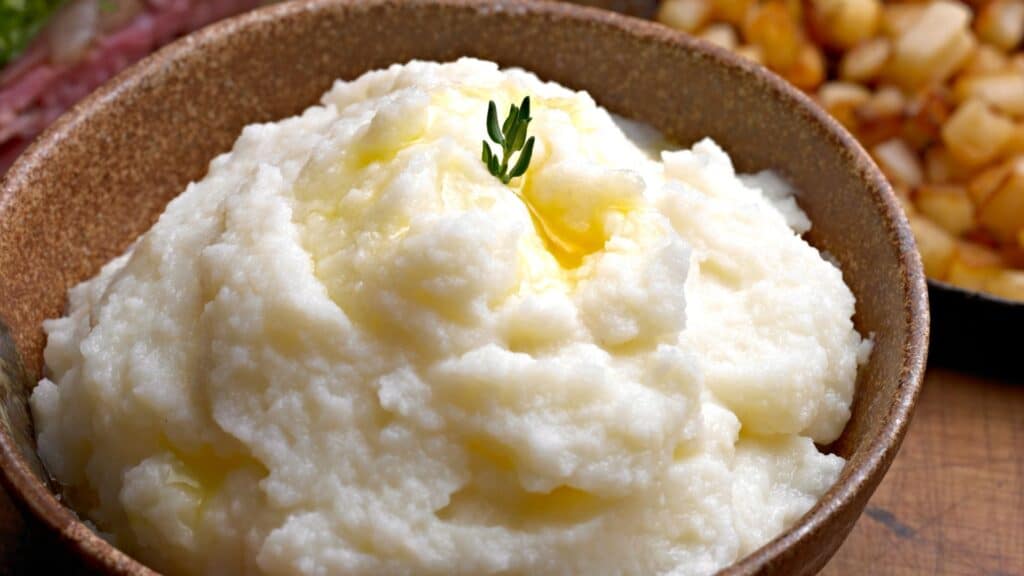 Purée de pommes de terre au beurre dans un bol.