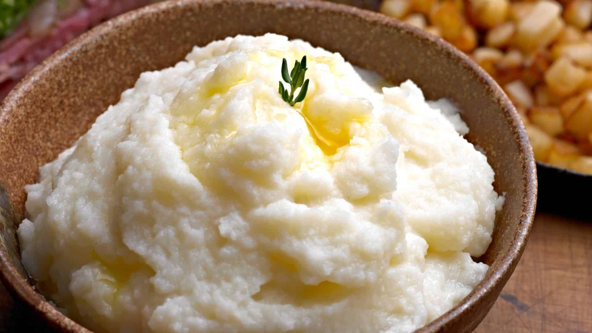 Purée de pommes de terre au beurre dans un bol.